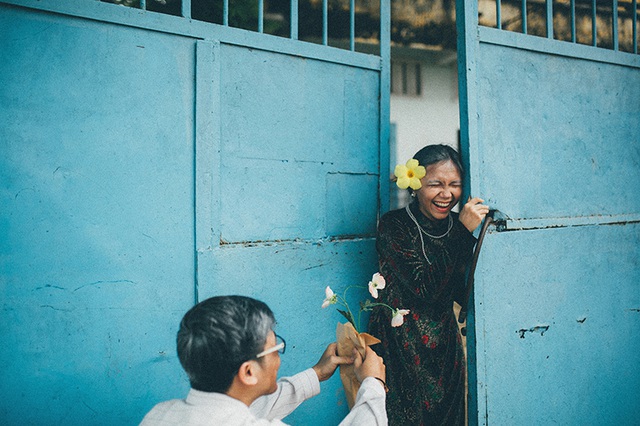 Ông mua tặng bà anh 1 đoá hoa. Và đó là món quà đầu tiên