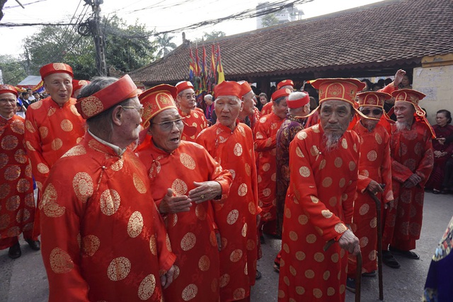 Trong đoàn rước có sự tham dự của hàng chục cụ lớn tuổi trong làng, đặc biệt các cụ đội mũ có cánh 2 bên đều trên 90 tuổi.