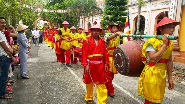 Trong đó, phường bát âm, đoàn quân lính... là những bộ phận không thể thiếu. Lễ rước được phục dựng như nghi lễ truyền thống xưa của làng xã. Lễ ngoài mừng Phật đản còn là ngày hội lớn của người dân nên ai nấy đều nô nức tham dự.