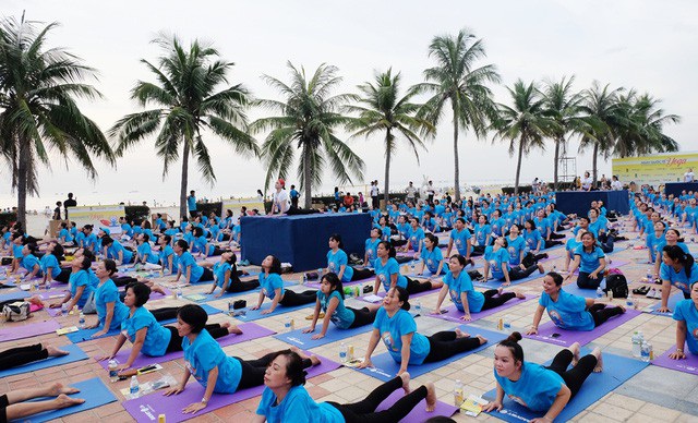 Hàng ngàn người đồng diễn Yoga trong ngày hội Quốc tế Yoga được tổ chức tại Đà Nẵng vào năm 2017. Ảnh: Khánh Hiền