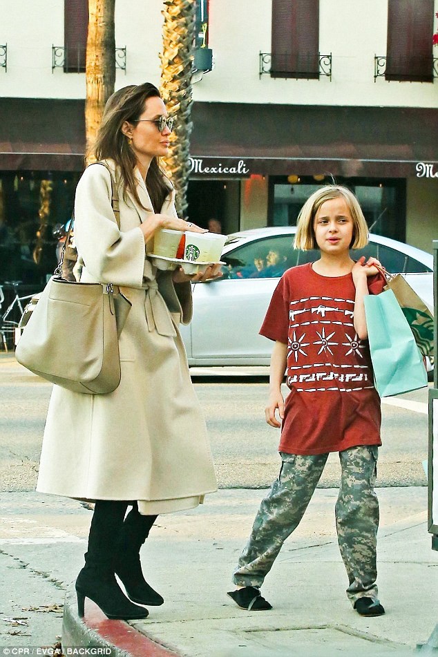 Angelina Jolie thanh lịch cùng con ra phố - Ảnh 6.