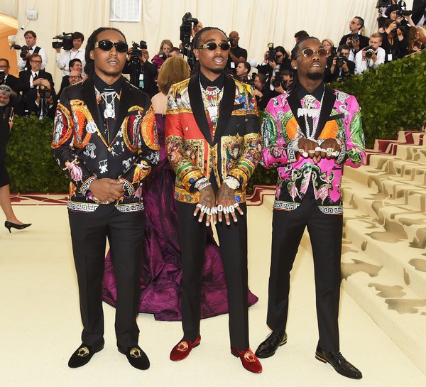  Ba thành viên nhóm Migos gồm Offset, Quavo và Takeoff nổi bật với trang phục màu sắc của Versace tại MET gala 2018 