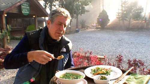  Anthony Bourdain từng chia sẻ ông mê mệt khu vực Đông Nam Á. Tôi yêu Việt Nam, Malaysia và Indonesia vì hương vị, cảnh quan và con người. Đến Việt Nam lần đầu tiên là trải nghiệm tuyệt vời làm cuộc sống của tôi hoàn toàn thay đổi, có lẽ bởi vì nó hoàn toàn mới và khác với cuộc sống của tôi trước đây. Thức ăn, văn hóa, cảnh quan và khứu giác, tất cả đều không thể tách rời. Nó giống như tôi tới một hành tinh khác... 