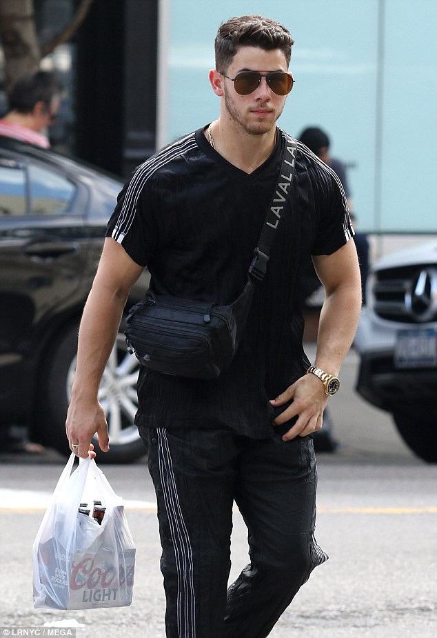  Nick Jonas giữ vẻ ngoài điềm tĩnh khi đi mua sắm tại New York ngày chủ nhật một mình. Ca sỹ 26 tuổi giữ im lặng khi được hỏi về thông tin anh mới cầu hôn bạn gái 36 tuổi Priyanka Chopra 