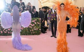 Hai em cô Kim sexy trên thảm đỏ Met gala