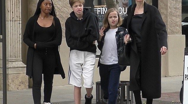 Angelina Jolie dành trọn thời gian cho các con