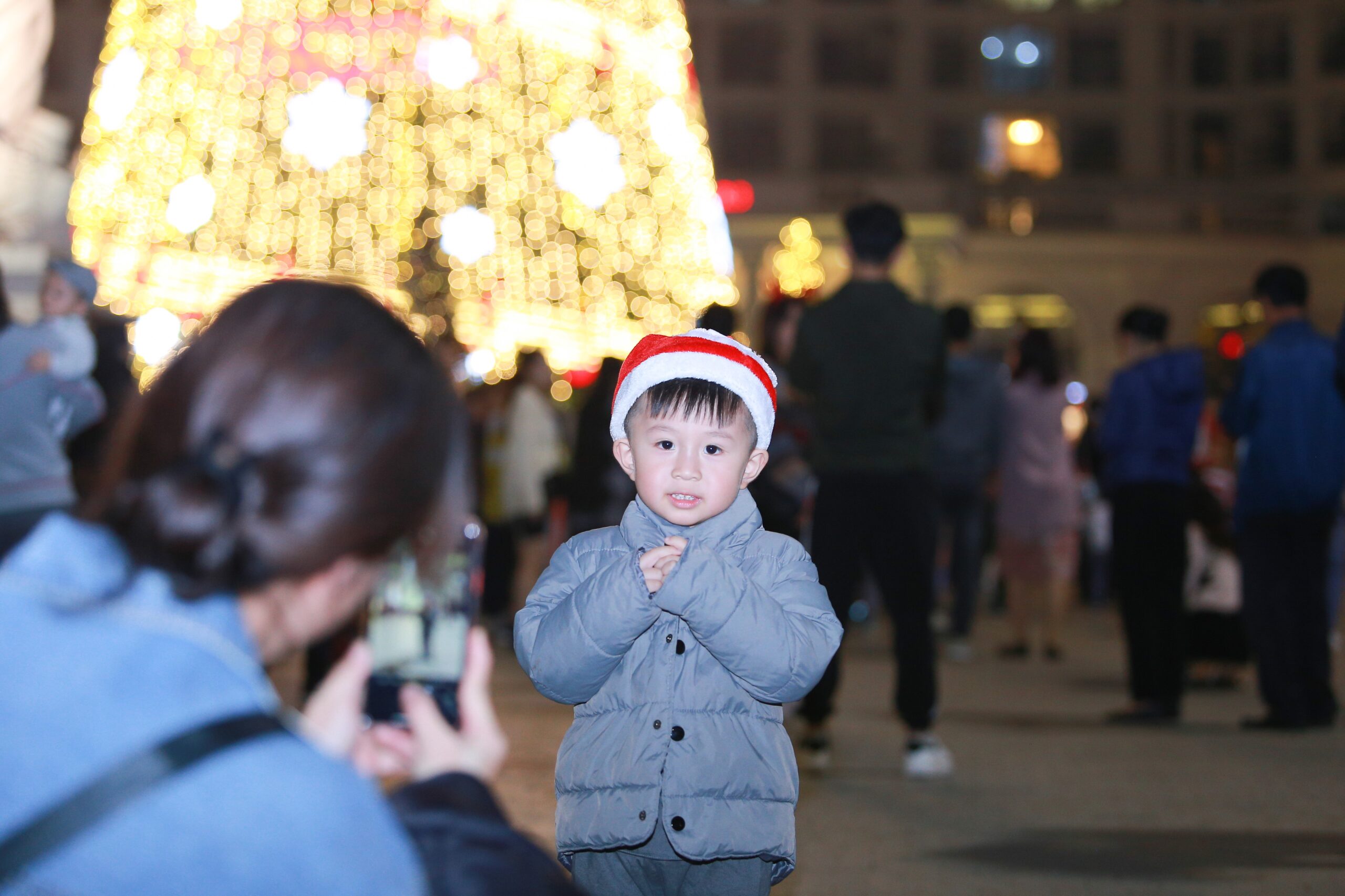 Hà Nội: Người dân đổ ra đường đón Giáng sinh, nhiều tuyến đường tắc không lối thoát - 17