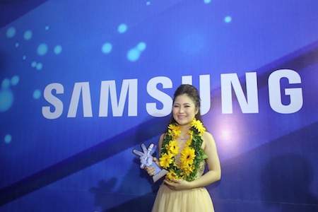 Hương Tràm bên HLV Thu Minh và đại diện của nhà tài trợ chính Samsung