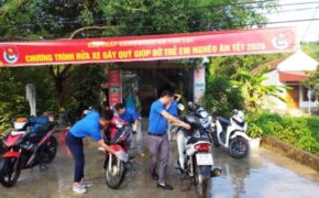 Các bạn trẻ miền núi rửa xe gây quỹ giúp đỡ trẻ em nghèo ăn Tết