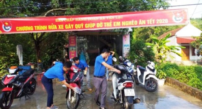 Các bạn trẻ miền núi rửa xe gây quỹ giúp đỡ trẻ em nghèo ăn Tết
