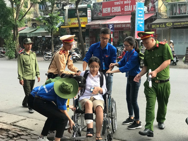 Thanh niên tình nguyện tận tình cõng thí sinh tai nạn vào phòng thi - 1