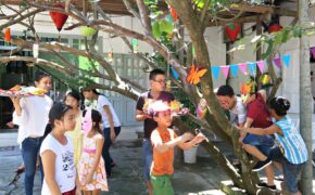 Trẻ em Hội An thử vẽ mặt nạ vui Tết trung thu