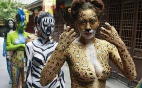 Thiếu nữ mặc nội y hóa thân động vật trong sở thú