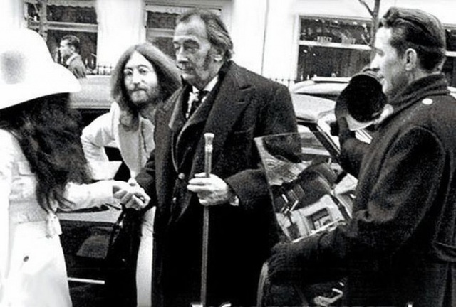 Tượng đài âm nhạc John Lennon và nghệ sỹ Salvador Dali tại Paris năm 1969.