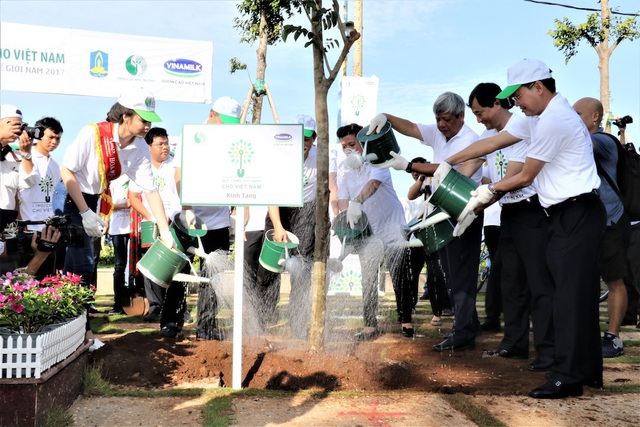 Các đại biểu cùng nhau thực hiện nghi thức trồng cây, mang ý nghĩa chung tay góp sức nâng cao, cải thiện môi trường sống.