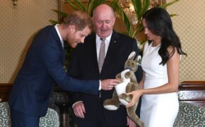 Công nương Meghan Markle thanh lịch tái xuất sau khi báo tin bầu bí