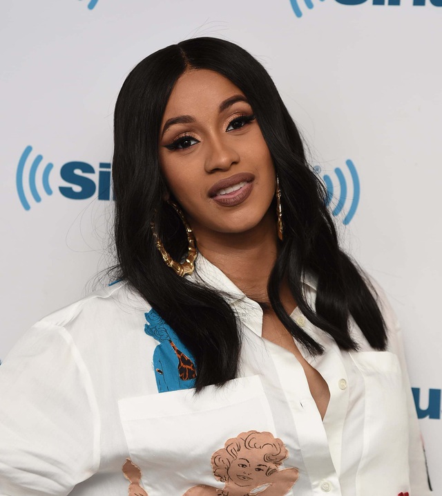 Cardi B khác lạ khi không trang điểm  - 5