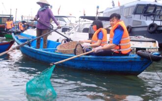 Bình Định: Thanh niên chèo thuyền, vớt rác quanh khu “ổ chuột”