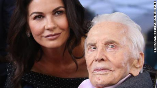Bố chồng Catherine Zeta-Jones vẫn khỏe mạnh ở tuổi 103 - 3