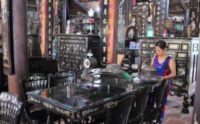 Chiêm ngưỡng căn nhà cổ có cả 100 món đồ gỗ cực quý hiếm