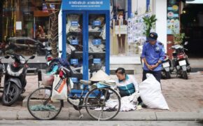 Ấm lòng với loạt tủ đồ miễn phí xuất hiện trên nhiều tuyến phố ở Hà Nội