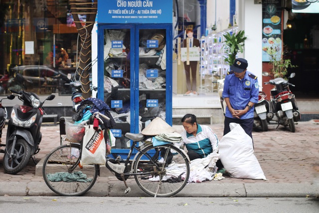 Ấm lòng với loạt tủ đồ miễn phí xuất hiện trên nhiều tuyến phố ở Hà Nội - 7