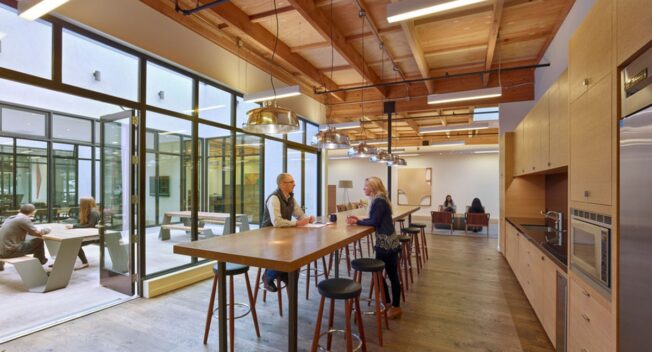 Biến ngôi nhà nhàm chán thành văn phòng tươi mát