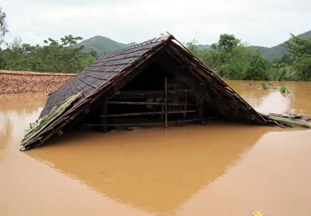 Tan hoang nhà cửa, thánh đường sau cơn lũ lụt...