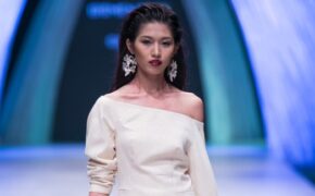 Sang trọng trang phục đính ngọc trai