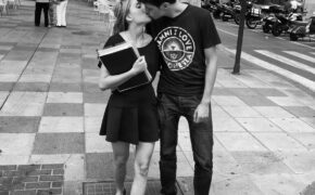 Ngọt ngào những nụ hôn chốn công cộng