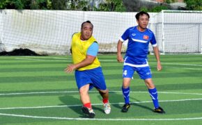 Ngư dân hào hứng xem nghệ sĩ đá bóng