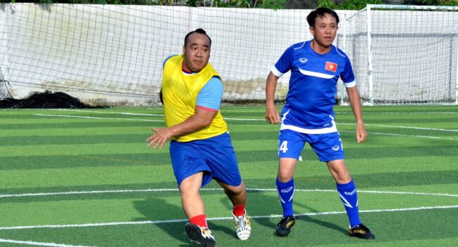 Ngư dân hào hứng xem nghệ sĩ đá bóng