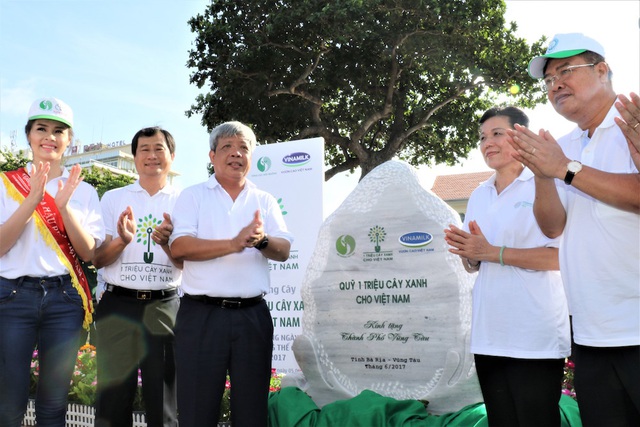 Các đại biểu thực hiện nghi thức ra mắt tấm biển đá lưu niệm tại Nhà truyền thống cách mạng thành phố Vũng Tàu