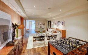 Vợ ông trùm Playboy rao bán nhà chồng tặng