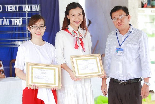 Á hậu Hoàng Oanh và Vân An - đại diện nhóm bạn trẻ thiện nguyện đến từ TPHCM nhận thư cảm ơn của Làng trẻ em Hòa Bình.
