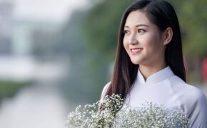 “Hot girl bikini” đẹp tinh khôi bên loài hoa tháng 10 Hà Nội