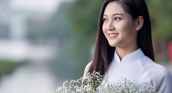 “Hot girl bikini” đẹp tinh khôi bên loài hoa tháng 10 Hà Nội