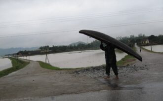 Khi sinh viên “xung trận” mùa lũ