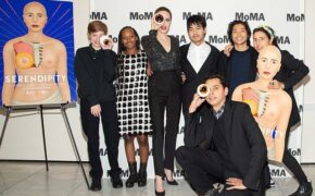 Angelina Jolie thanh lịch đưa con đi ăn tối