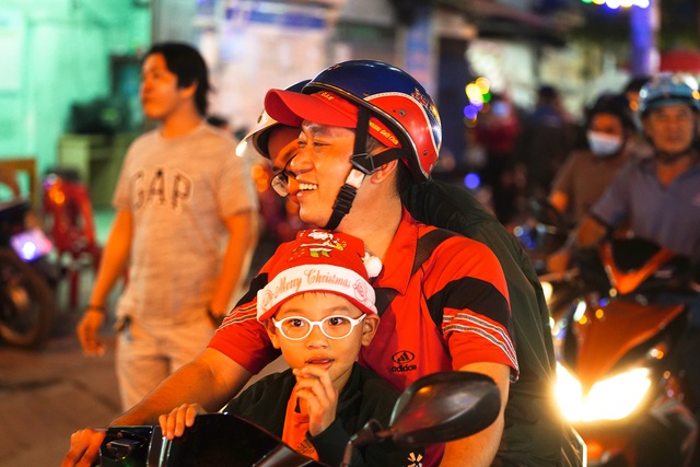 Hang đá lung linh “thắp sáng” lời nguyện cầu trong đêm Giáng sinh an lành - 9