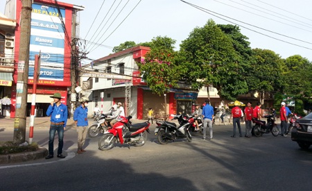 Một hàng rào chắn sống giữa ngã tư đường Bạc Liêu và Lê Duẩn.