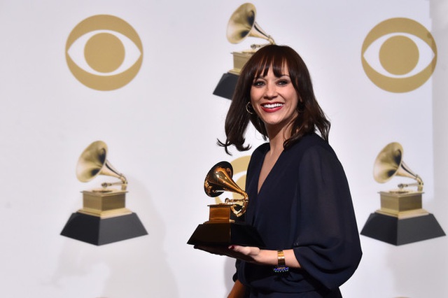 Người đẹp lộng lẫy váy áo trên thảm đỏ Grammy 2019 - 2