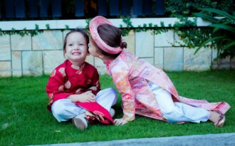 Cặp sinh đôi nhà Hồng Nhung cực dễ thương với áo dài