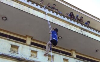 Video: Thoát hiểm nhà cao tầng như trong phim hành động