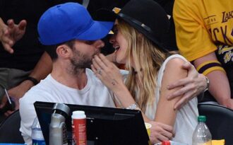 Ca sỹ điển trai hạnh phúc bên cô vợ siêu mẫu