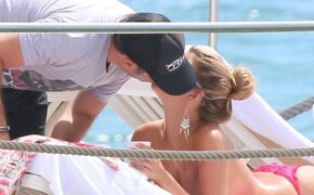 Hoa hậu Anh ngực trần tắm nắng