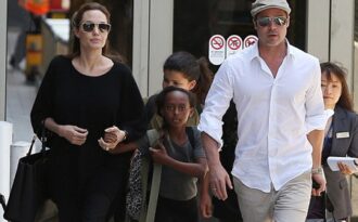 Brangelina xuất hiện cùng hai con tại sân bay