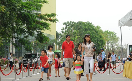 Ngay từ sáng sớm, các gia đình trẻ đã “đổ bộ” vào công viên để nghe nhạc