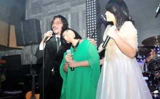 Nghe gia đình Cẩm Vân – Khắc Triệu hát You raise me up