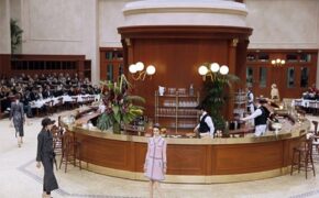 Chanel biến sàn catwalk thành quán ăn kiểu Pháp